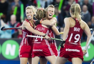 LONDON - Unibet Eurohockey Championships 2015 in London. England v Germany . Alex Danson (m) scored 2-0 for England. left Susannah Townsend and Shona Mccallin . WSP Copyright KOEN SUYK