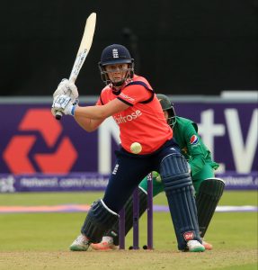 CHELMSFORD, ENGLAND - JULY 7: Heather Knight of England hits out during the Natwest Women's International T20 match between England Women and Pakistan Women at the Essex County Ground on July 7, 2016 in Chelmsford, England. (Photo by Stephen Pond/Getty Images) *** Local Caption *** Heather Knight